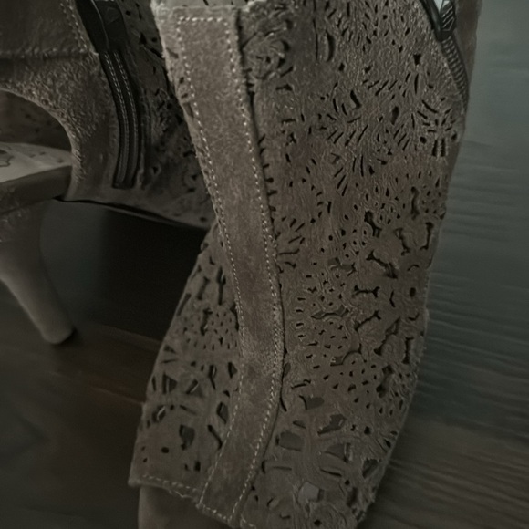 Vince Camuto Suede Heels - Picture 7 of 12